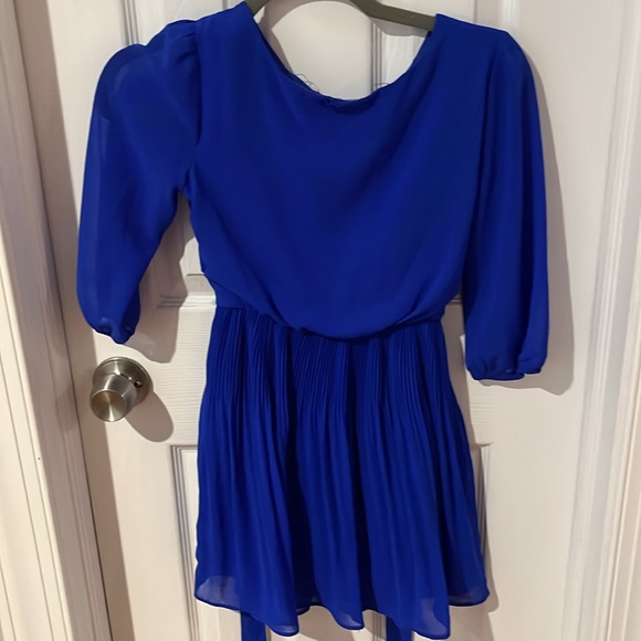 Ruffles dress bright blue in great condition with puffy sleaves - Picture 2 of 5